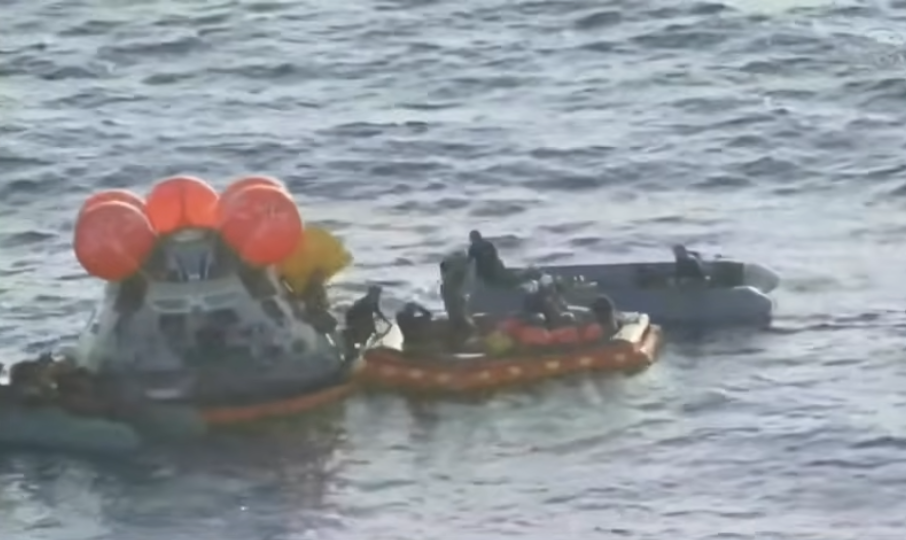 Οι αστροναύτες του  Artemis επέστρεψαν στη Γη – Η προσθαλάσσωση μετά την πύρινη βουτιά στην ατμόσφαιρα