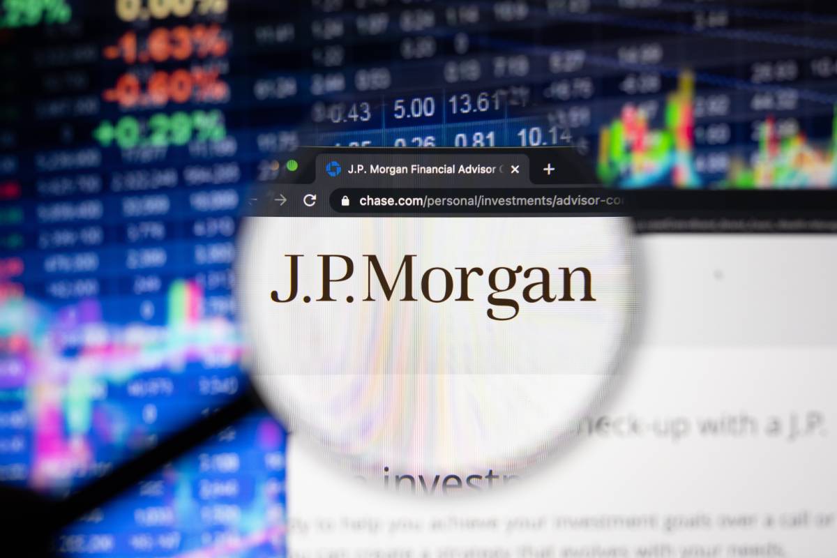 JP Morgan: Έως 1 δισ. δολ. εισροές από την αναβάθμιση της Ελλάδας σε ανεπτυγμένη αγορά – Επιφυλάξεις για εκροές το 2027