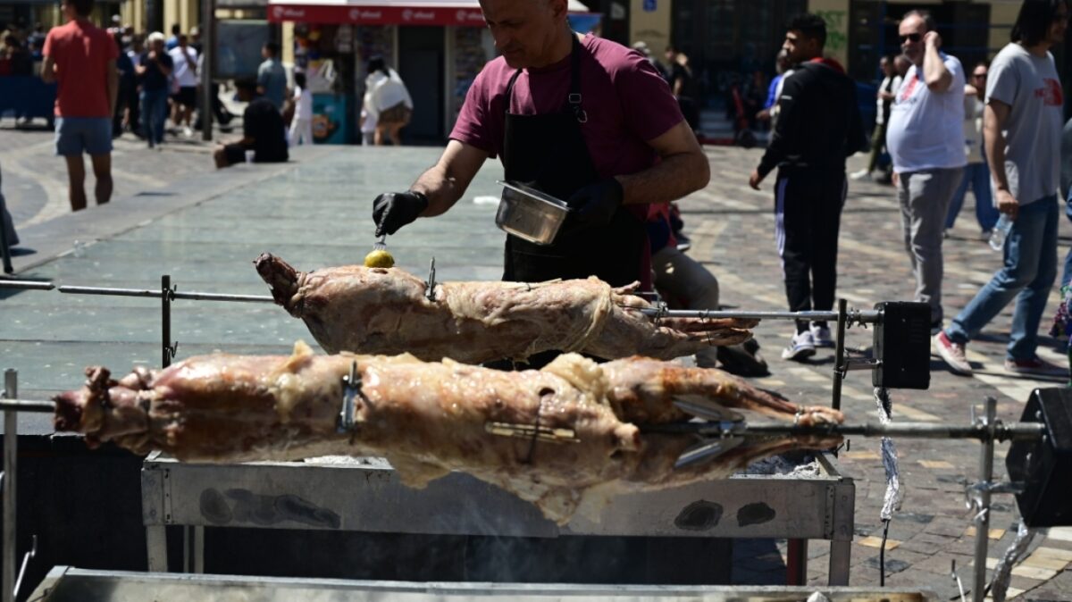 Μοναστηράκι: Στήθηκαν από τα ξημερώματα οι σούβλες στο κέντρο της Αθήνας
