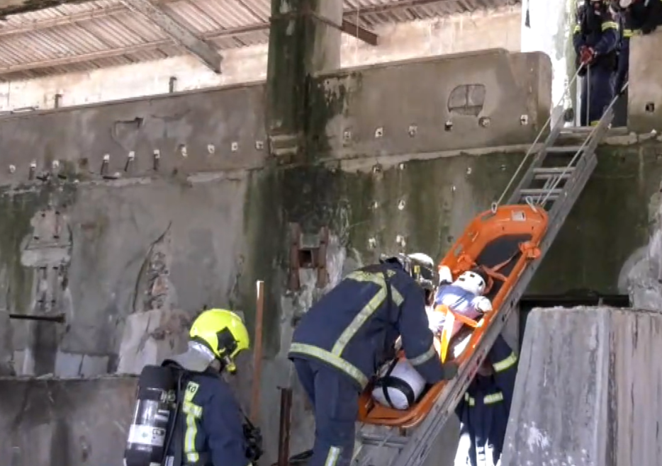 Λέσβος: Εντυπωσιακές εικόνες από άσκηση ετοιμότητας της πυροσβεστικής σε εγκαταλειμμένο εργοστάσιο