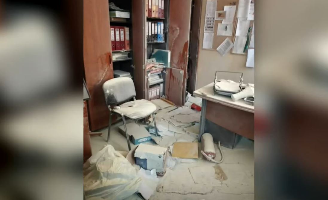 Γλυφάδα: «Βομβαρδισμένο» άφησαν βάνδαλοι διαρρήκτες το 5ο Γυμνάσιο και Λύκειο – Κλοπή υπολογιστών και 8.000 ευρώ