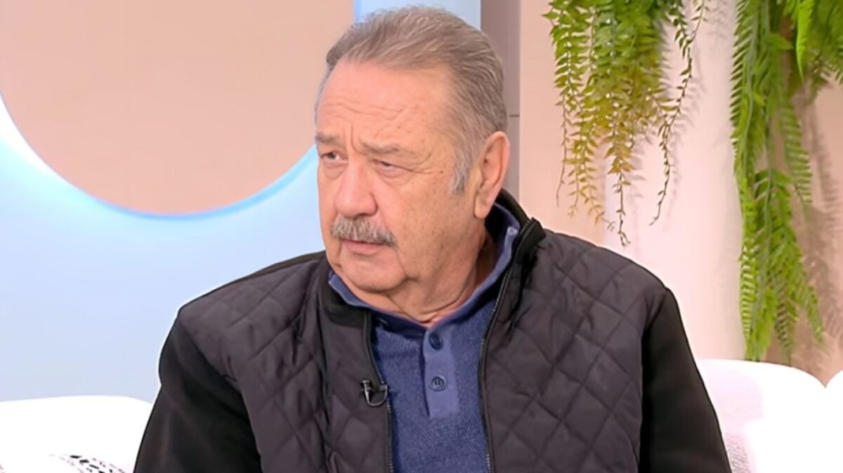 Τάσος Κωστής: «Πήγαινα στην πρόβα με το σωληνάκι, είχα την παροχέτευση που έτρεχε ακόμα και την έβαζα σε μια σακούλα του σούπερ μάρκετ»