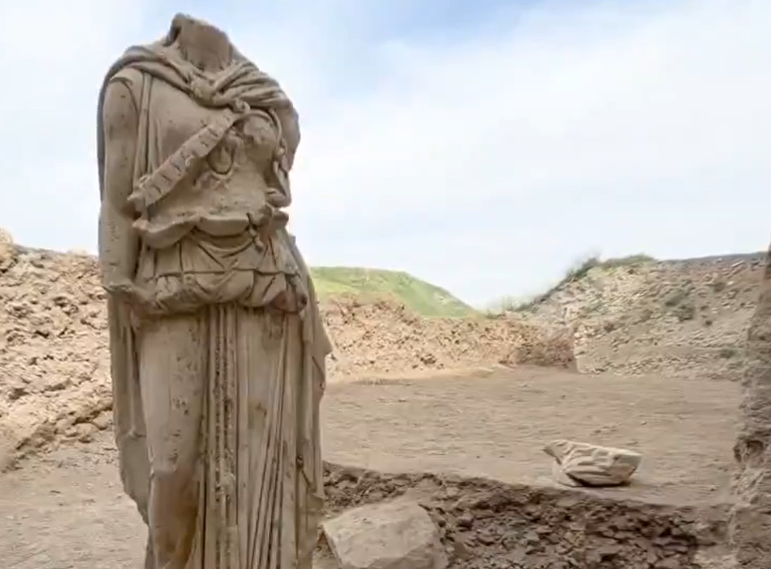 Σπουδαία αρχαιολογική ανακάλυψη στην Τουρκία: Εντυπωσιακό άγαλμα της Αθηνάς 2 μέτρων αποκαλύφθηκε στη Λαοδικεία