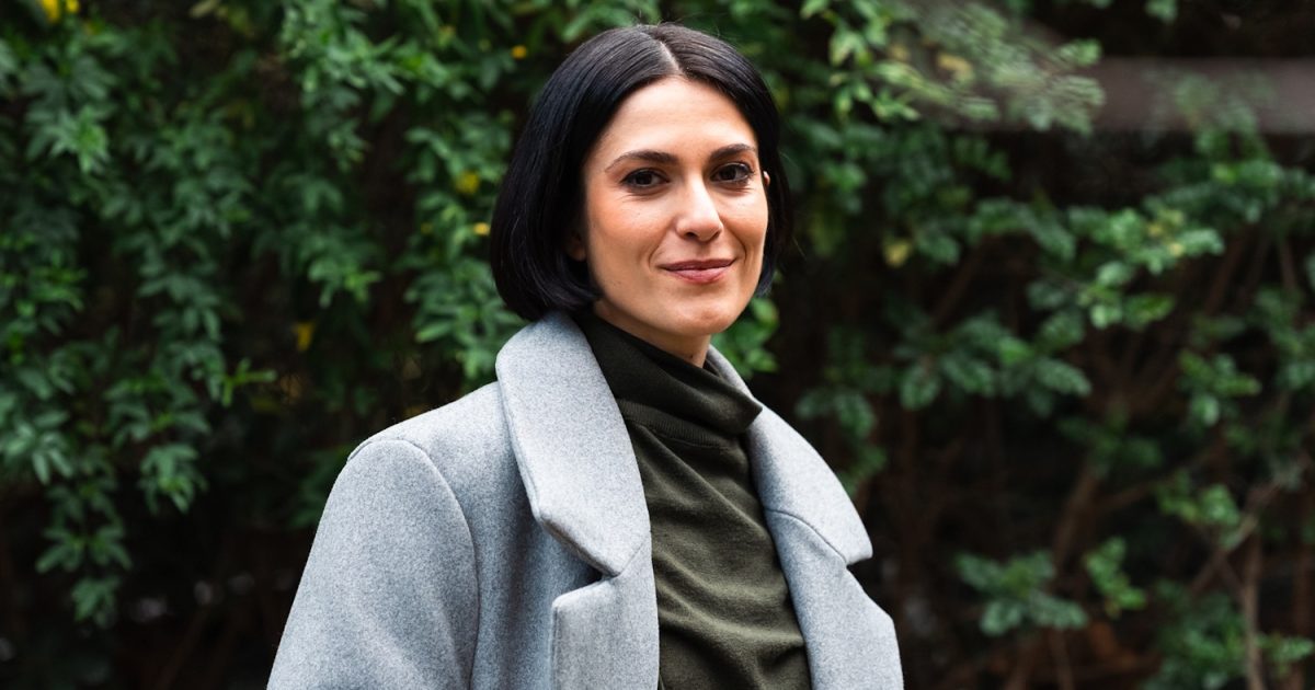 Θεόβη Στύλλου: «Είναι κοσμικό αστείο το ότι έφυγα από τη δικηγορία και τελικά υποδύομαι τη δικηγόρο στο “Μπαμπά σ’ αγαπώ”»