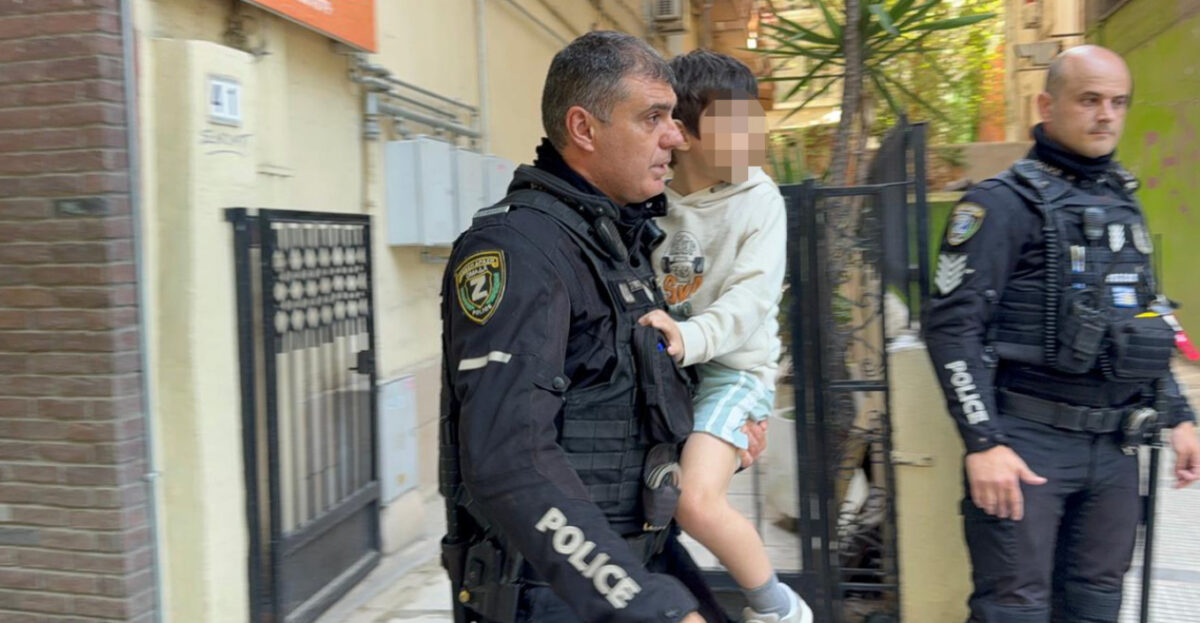 Θεσσαλονίκη: Άφησαν μόνο του 5χρονο και άρχισε να πετά αντικείμενα από τον 6ο