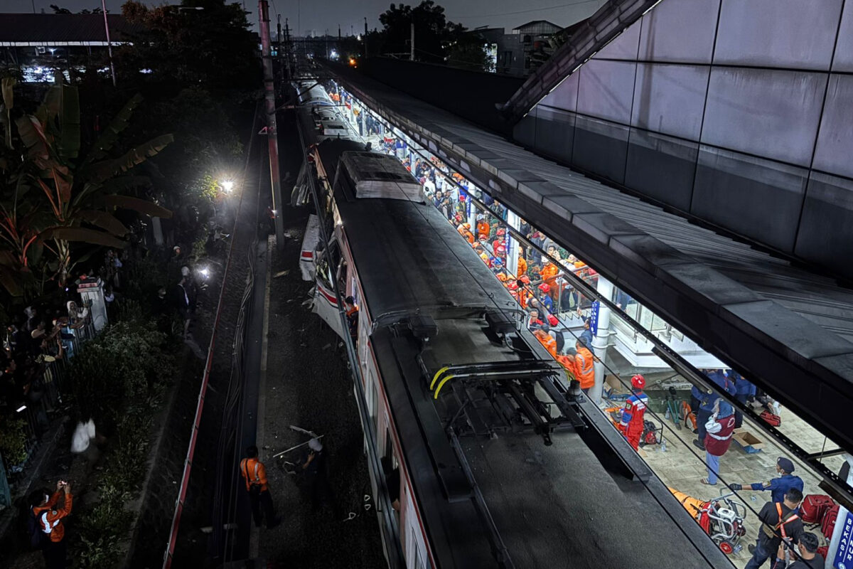 Ινδονησία: Σύγκρουση τρένων σε σιδηροδρομικό σταθμό κοντά στην Τζακάρτα – Τουλάχιστον δύο νεκροί