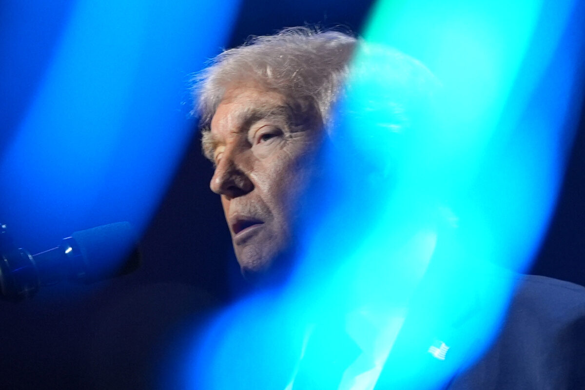 WSJ: Μαινόμενος και εκτός ελέγχου ο Τραμπ – Πώς τον κράτησαν έξω από αίθουσα επιχειρήσεων στον Λευκό Οίκο για τη διάσωση των Αμερικανών πιλότων στο Ιράν