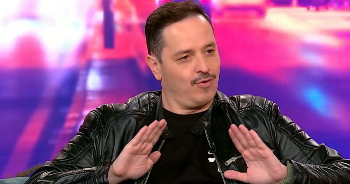 Ο Αλέξανδρος Τσουβέλας αποκαλύπτει πρώτη φορά τη σχέση του με τον Βαγγέλη Ρωχάμη