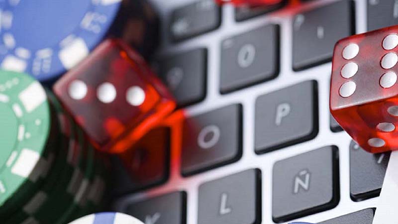 Η «έκρηξη» του διαδικτυακού τζόγου και η «σκιά» του χρέους στους νέους