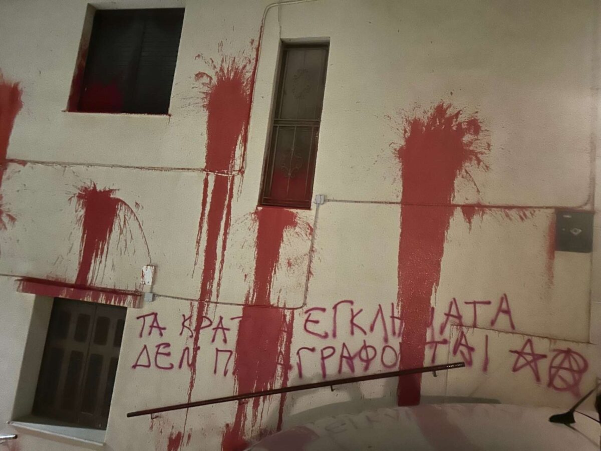 Κουκουλοφόροι έκαναν επίθεση στο σπίτι του Ισίδωρου Ντογιάκου