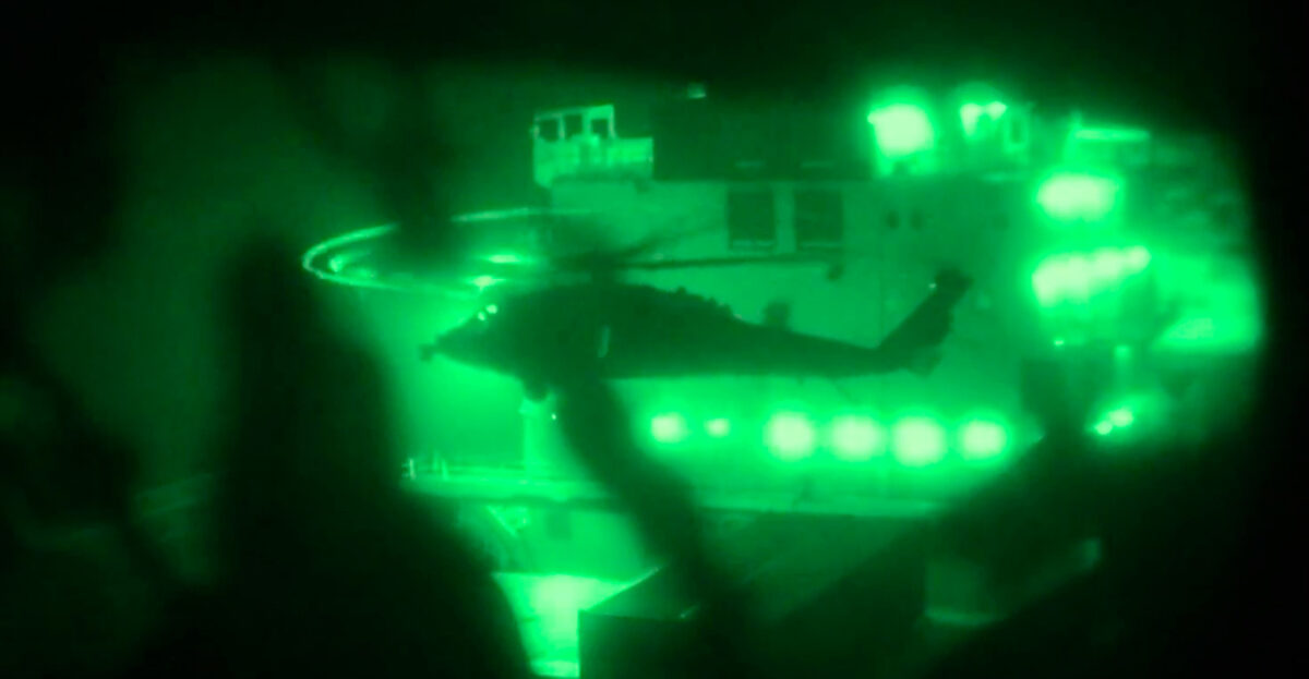 Νέο βίντεο της CENTCOM από τη στιγμή της κατάληψης του ιρανικού πλοίου από Αμερικανούς πεζοναύτες