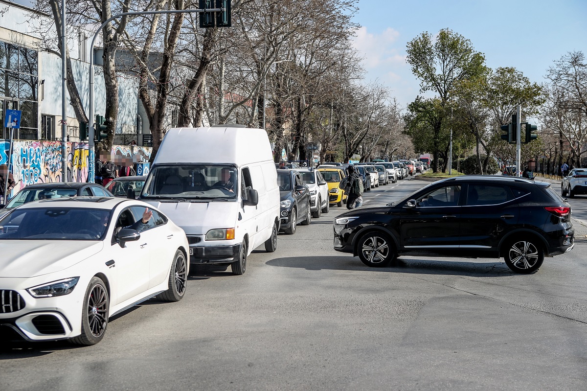 Οδική βία: Τι καταγράφει η Αστυνομία, τι εξηγούν οι ψυχολόγοι, τι συμβουλεύει οδηγός αγώνων