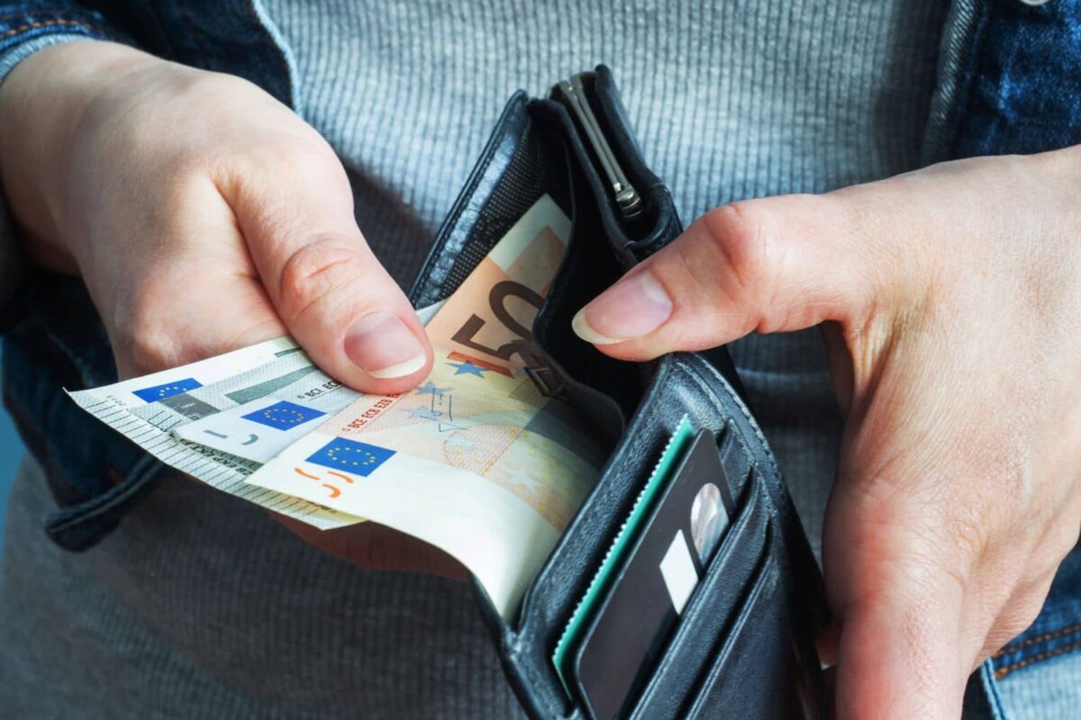 Επιδόματα: Τι πληρώνουν e-ΕΦΚΑ και ΔΥΠΑ τις επόμενες ημέρες