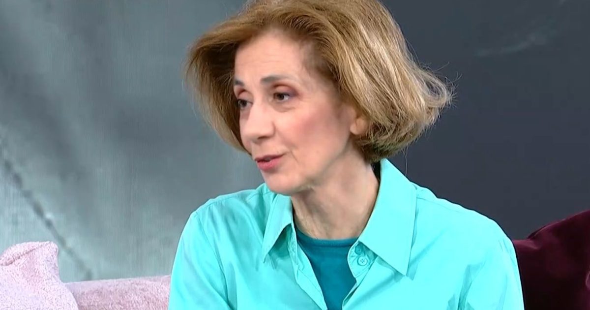 Μανίνα Ζουμπουλάκη: «Πάντα έγραφα στις κουζίνες – Έβαζα την κατσαρόλα να φτιάξω κάτι και δίπλα είχα το λάπτοπ»