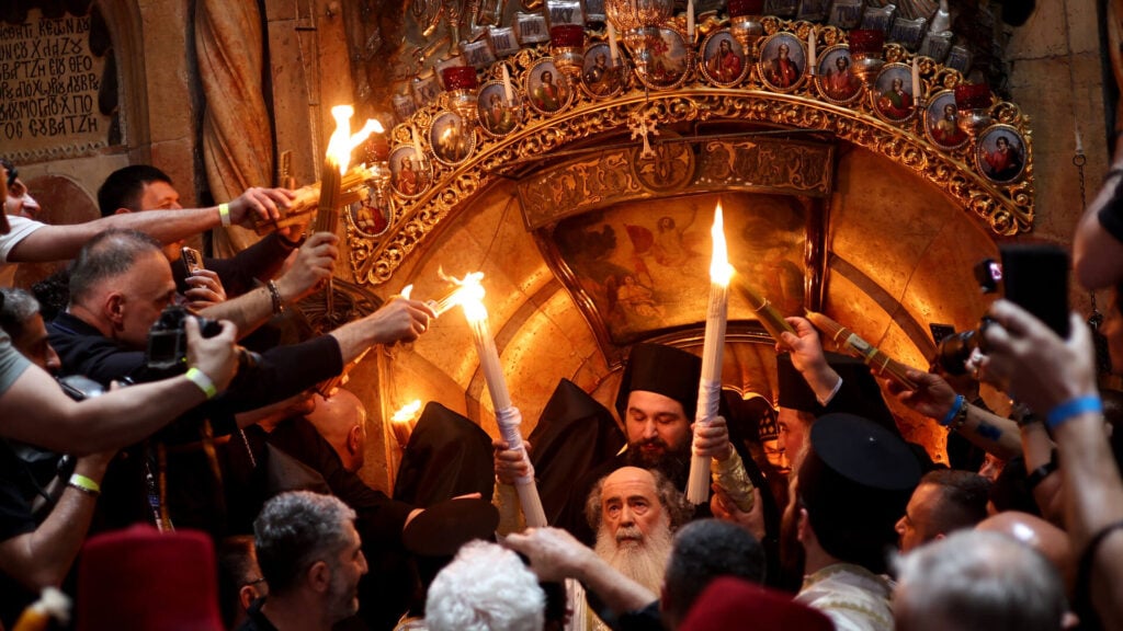 Πάσχα 2026: Με ειδική πτήση και κλειστό πλήρωμα η μεταφορά του Αγίου Φωτός