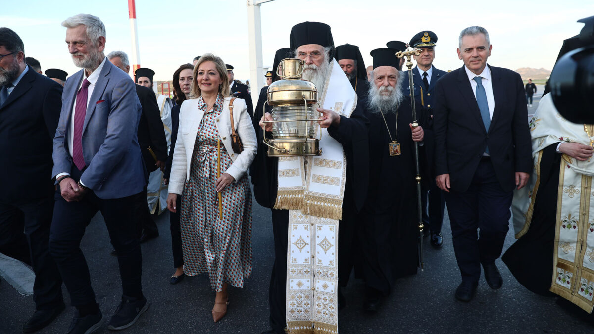 Άγιο Φως: Έφτασε στην Ελλάδα. Υποδοχή με τιμές αρχηγού κράτους