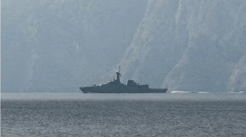 Ιστορική διέλευση: Αμερικανικά πολεμικά πλοία πέρασαν για πρώτη φορά το Στενό του Ορμούζ μετά την έναρξη του πολέμου