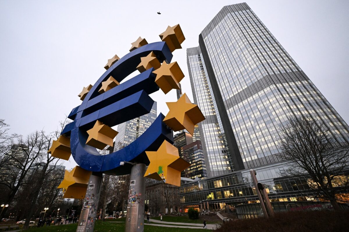 ΕΚΤ και Τράπεζα Αγγλίας ακολούθησαν τις ΗΠΑ. Πάγωμα επιτοκίων λόγω πολέμου, πληθωρισμός στο 3% στην Ευρωζώνη