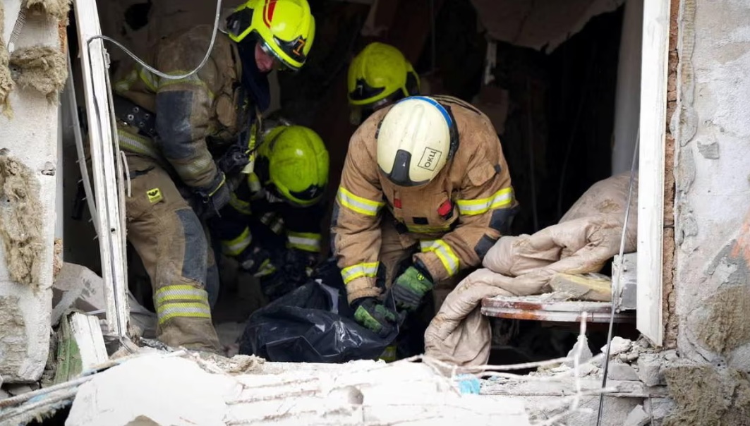 Τουλάχιστον 17 νεκροί και πάνω από 100 τραυματίες στη μεγαλύτερη ρωσική επίθεση του έτους κατά της Ουκρανίας