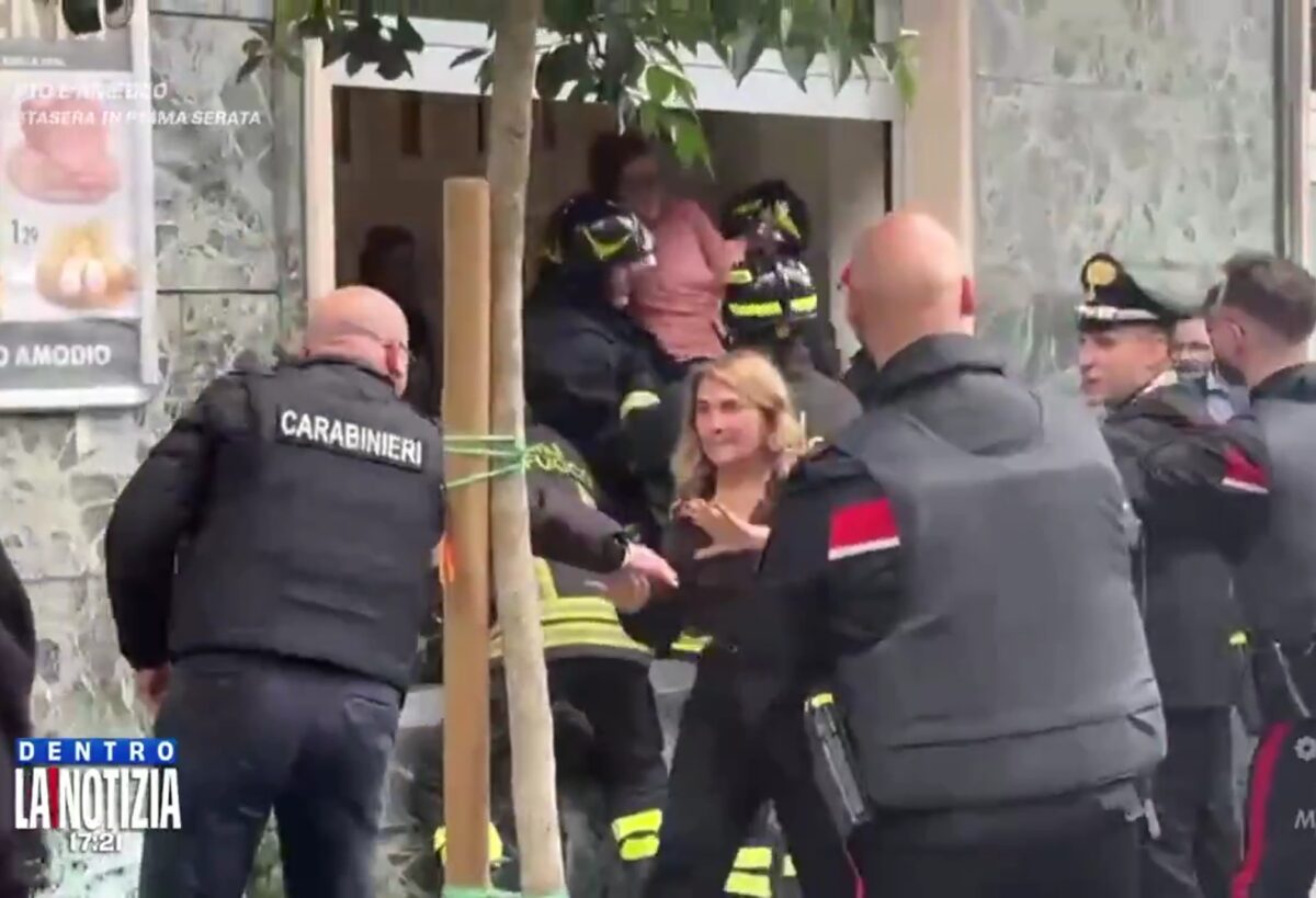 Video: Εισβολή, ομηρεία, φυγή: Τρεις ληστές τρόμαξαν τη Νάπολη.  25 όμηροι στα χέρια τους για δύο ώρες