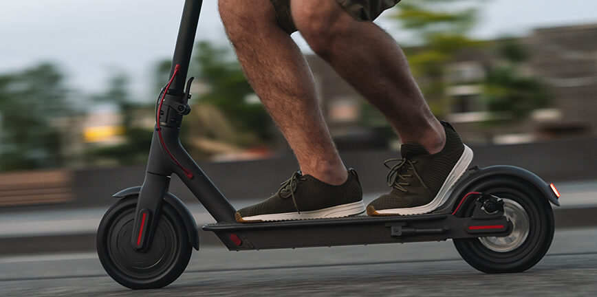 Viral το βίντεο.  «Τρέχει» με πατίνι στην ΕΟ Θεσσαλονίκης – Μουδανίων.