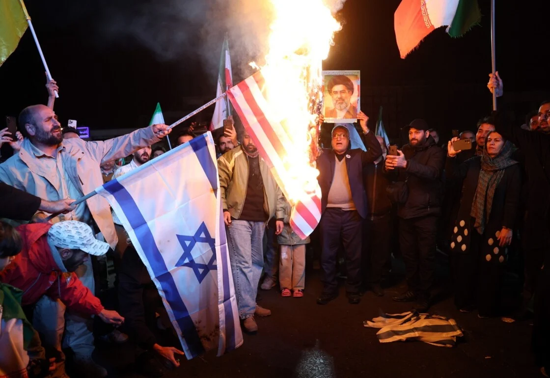 «Θάνατος στην Αμερική, θάνατος στο Ισραήλ»: Πλήθη στην Τεχεράνη έκαψαν σημαίες μετά την εκεχειρία