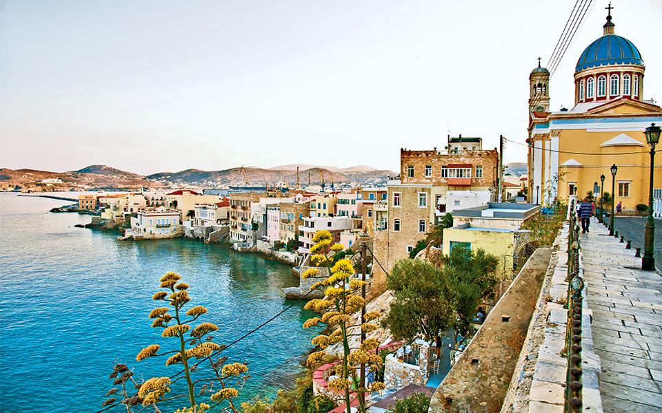 Σύρος: Διεθνής αναγνώριση από βρετανικά ταξιδιωτικά μέσα