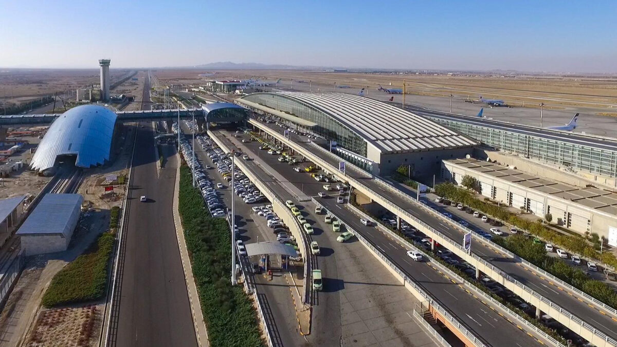  Το Διεθνές Αεροδρόμιο της Τεχεράνης άνοιξε ξανά δύο μήνες μετά τον πόλεμο, με αρχικές πτήσεις μόνο προς Μουσκάτ, Κωνσταντινούπολη και Μεδίνα εν μέσω προσδοκιών για ειρηνευτικές συνομιλίες αλλά και επίμονων ανησυχιών για την ασφάλεια.