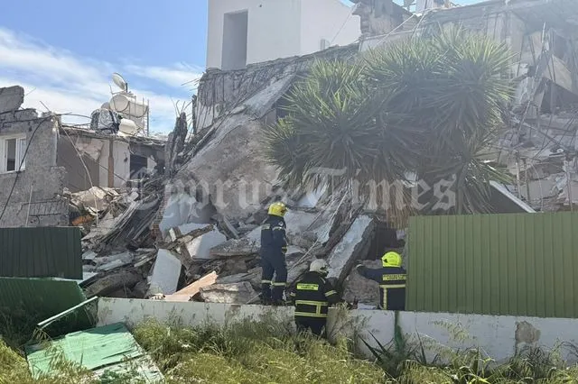 Κύπρος: Κατέρρευσε πολυκατοικία.  Ένας νεκρός, αγωνία για εγκλωβισμένο