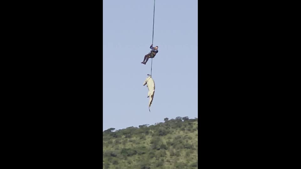 Νότια Αφρική: Κροκόδειλος κατασπάραξε άνδρα – Η ριψοκίνδυνη επιχείρηση για την ανάκτηση τη σορού του από όχθη