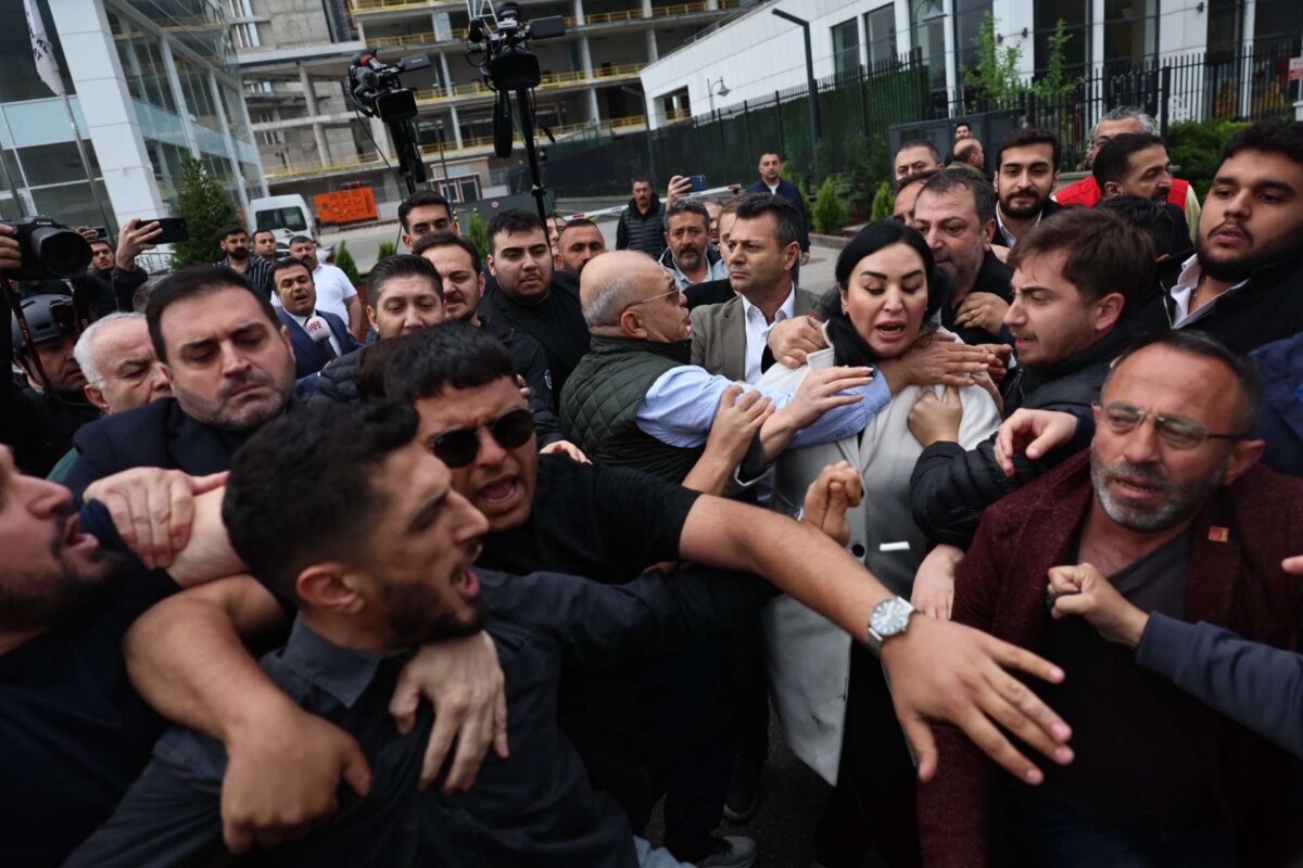 Τουρκία: Με πλαστικές σφαίρες και δακρυγόνα μπήκε η αστυνομία στα γραφεία του κόμματος της αξιωματικής αντιπολίτευσης