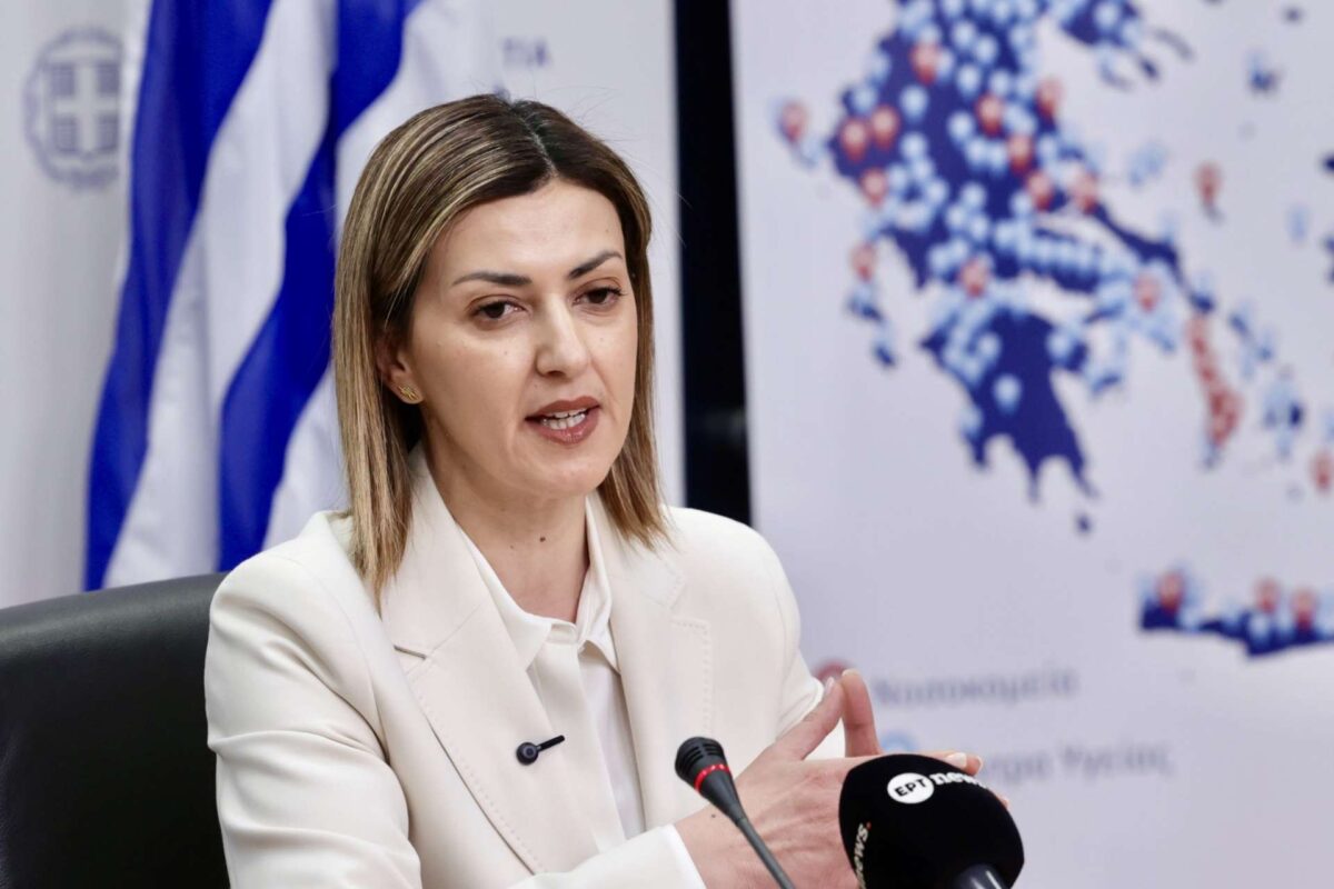 Αγαπηδάκη μετά την αδιαθεσία στη Βουλή: «Τίποτε σοβαρό, λίγη ξεκούραση και συνεχίζουμε τη δουλειά»
