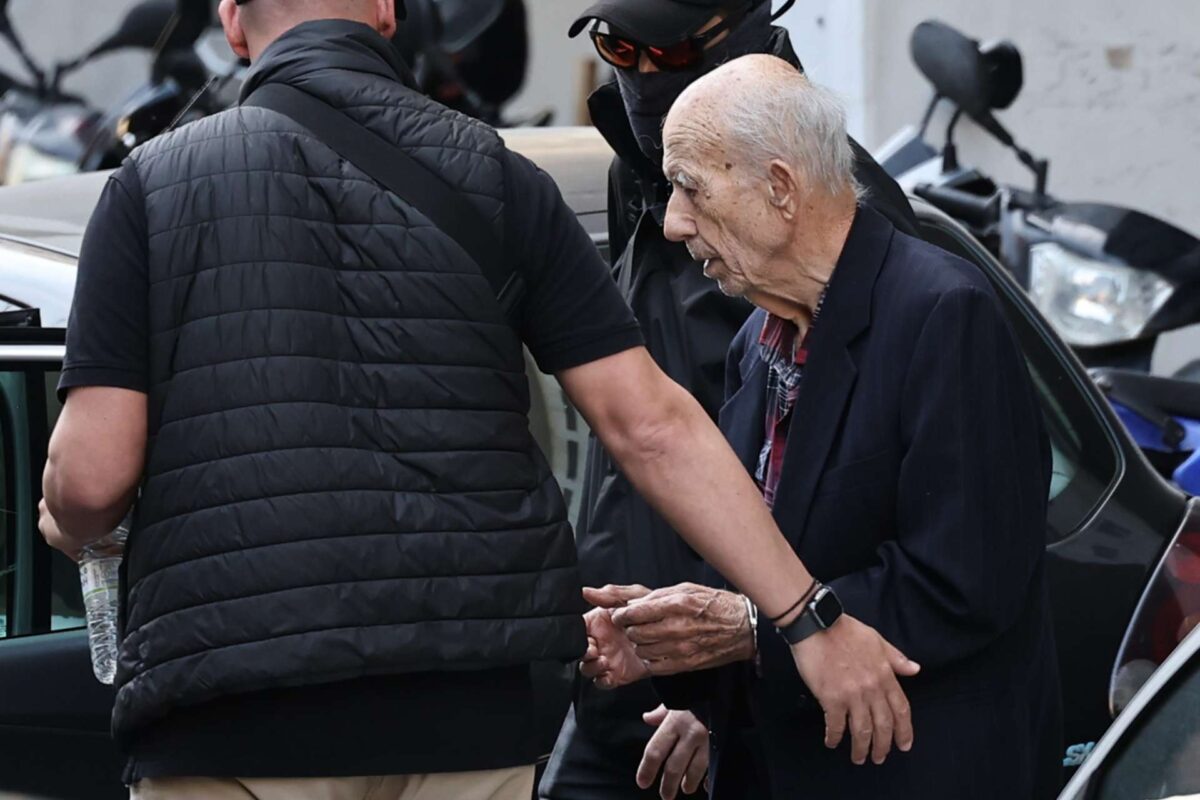 Δικηγόρος 89χρονου που άνοιξε πυρ σε ΕΦΚΑ και Εφετείο στο ΕΡΤnews: Η προσωρινή κράτηση θέτει σε κίνδυνο την υγεία και τη ζωή του