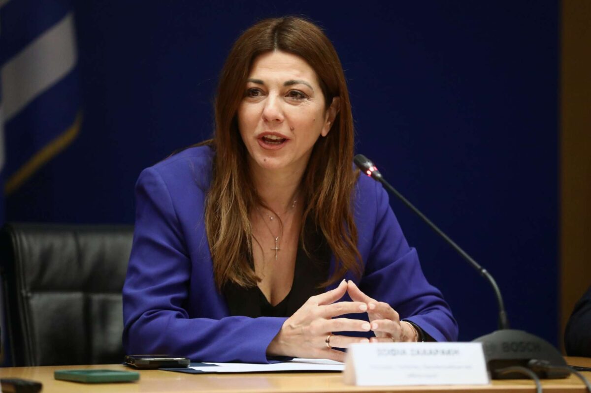 Ζαχαράκη: Η Ελλάδα πρωτοπορεί και θέτει αυστηρό πλαίσιο για τη χρήση της Τεχνητής Νοημοσύνης στα σχολεία