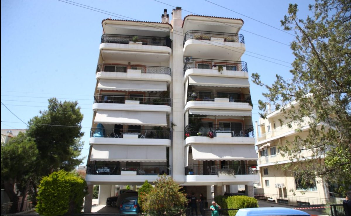 Ηλιούπολη: Σε εξαιρετικά κρίσιμη κατάσταση η 17χρονη, μάχη των γιατρών στο ΚΑΤ – Τα τελευταία νέα για την υγεία της