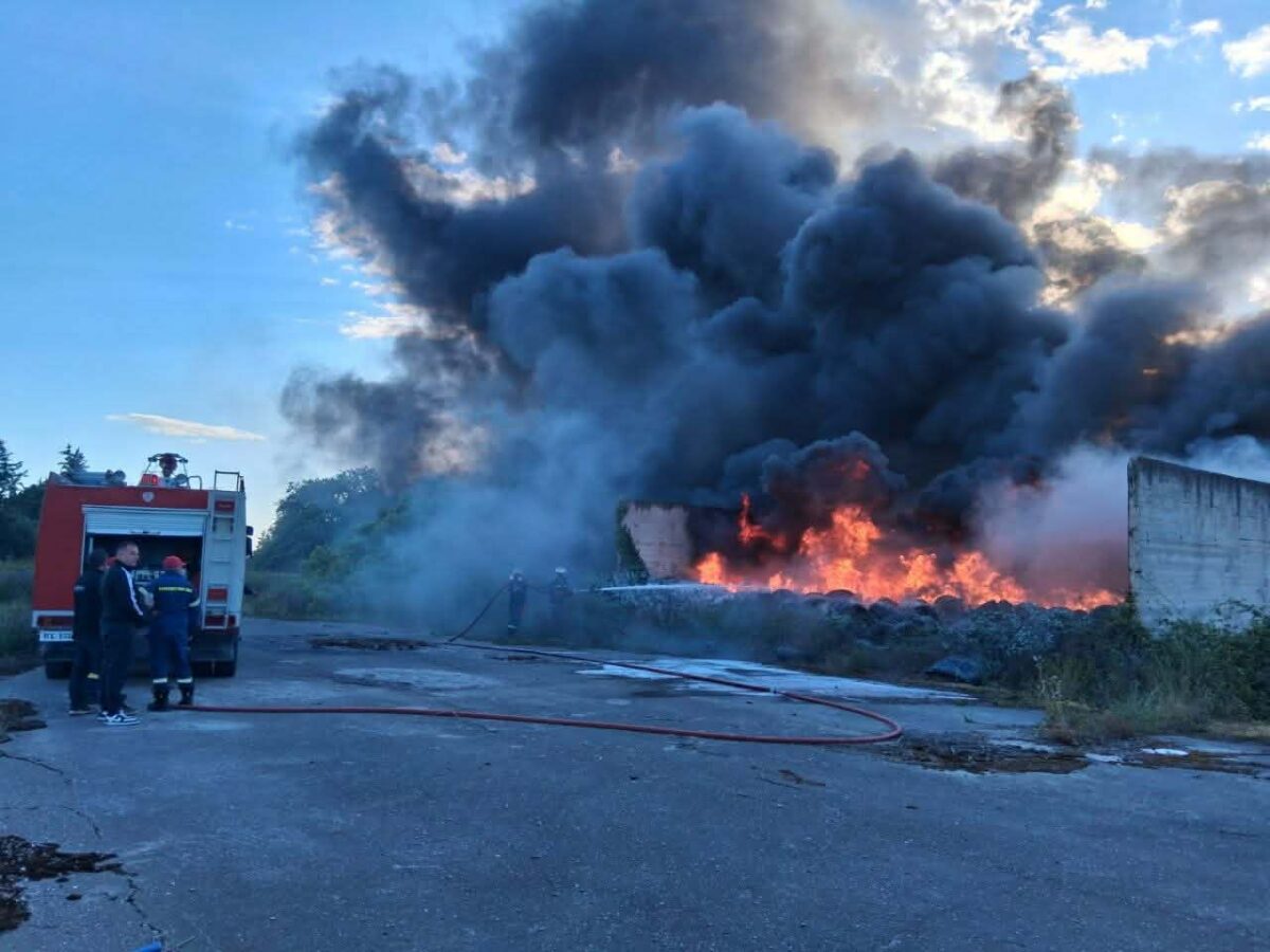 Φωτιά στο παλιό εργοστάσιο της Pirelli στην Πάτρα – Στο σημείο η πυροσβεστική