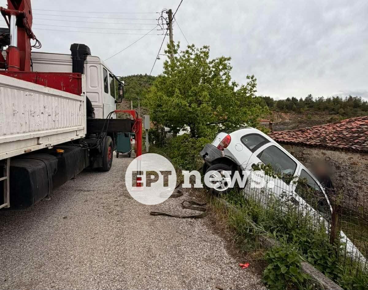 Καστοριά: Αυτοκίνητο «προσγειώθηκε» σε αυλή σπιτιού στην Ιεροπηγή