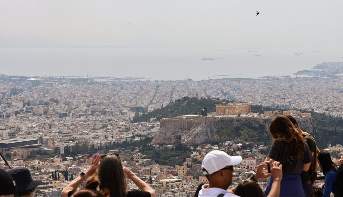 Αφρικανική σκόνη πάνω από την Αττική – Πότε υποχωρεί το φαινόμενο και ανεβαίνει η θερμοκρασία – Δείτε live την πορεία της