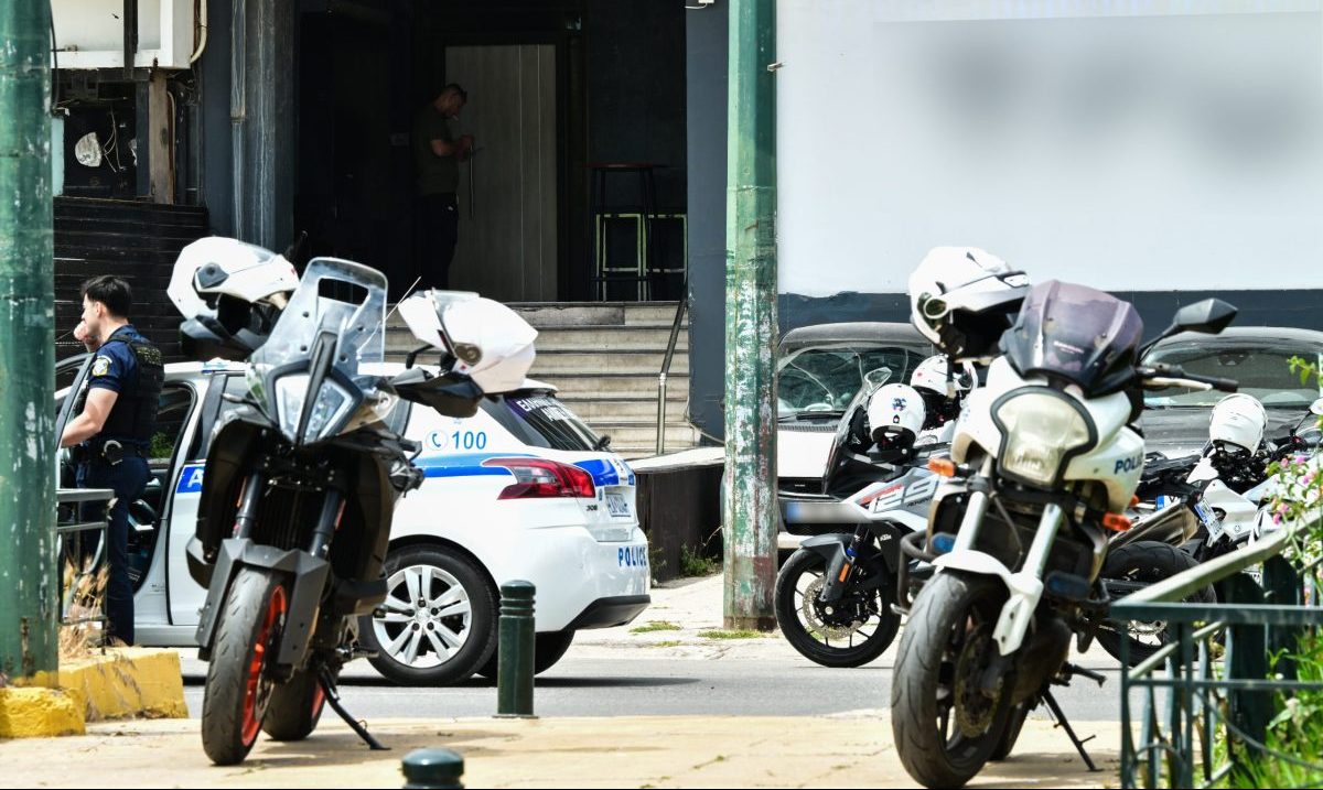Πυροβολισμοί στην Καλλιθέα: Το ούζι βρέθηκε κάτω από το κάθισμα του συνοδηγού – Ο δράστης παρενόχλησε 43χρονη