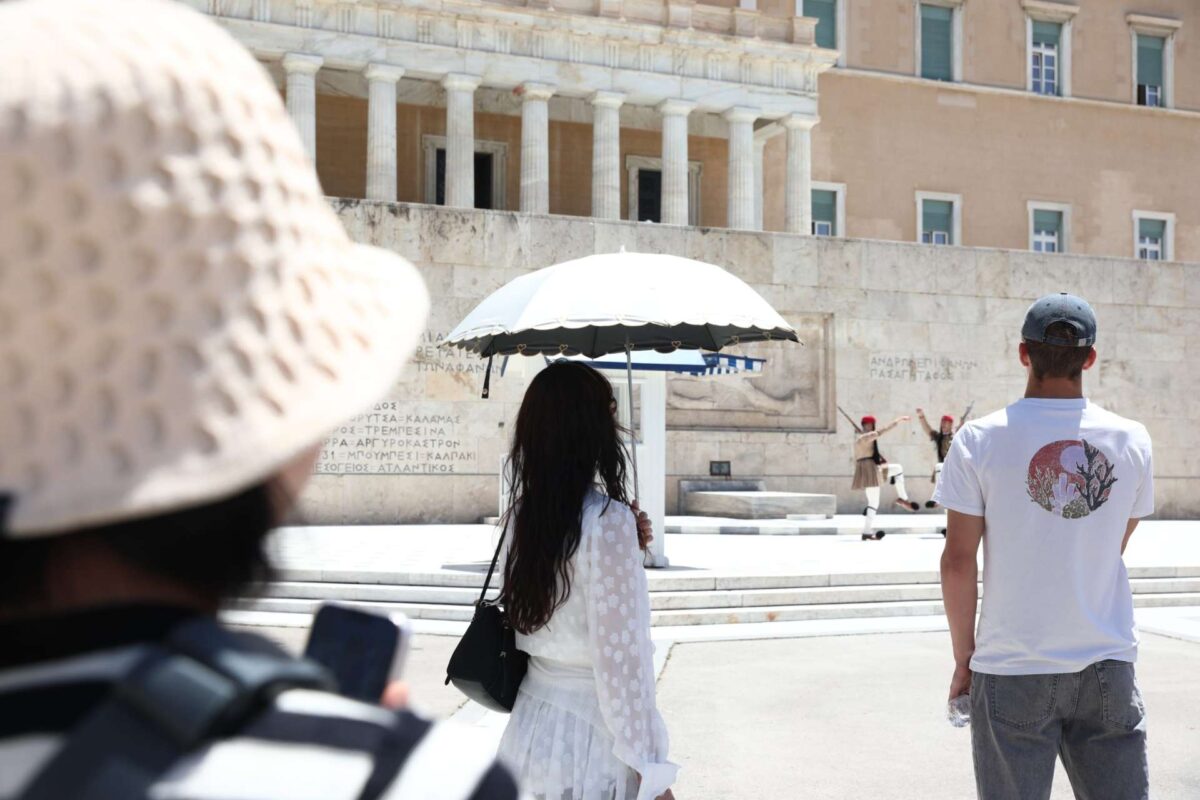 Καιρός: 30άρια και ηλιοφάνεια το τριήμερο, πού αναμένονται βροχές