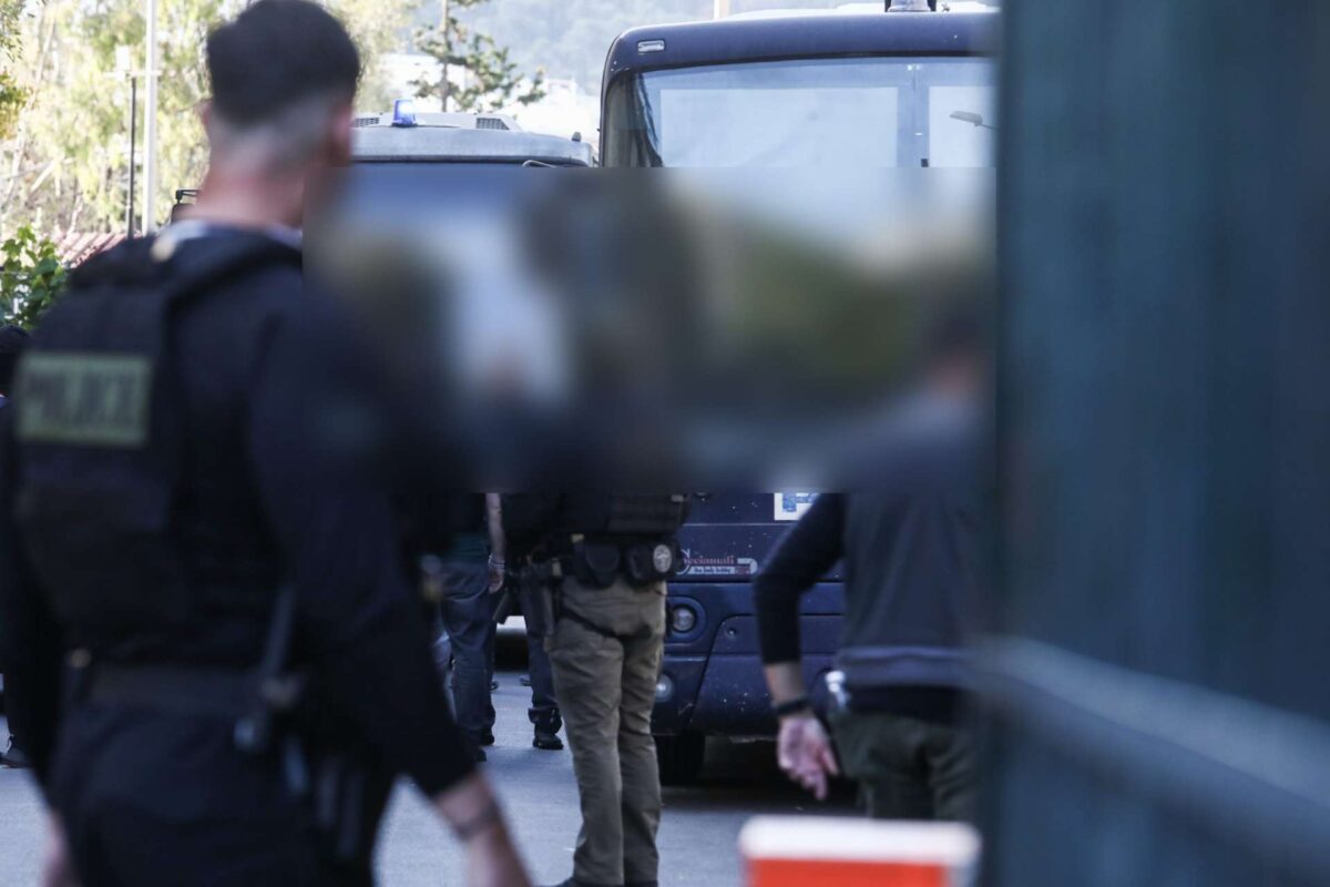 Στον ανακριτή οδηγήθηκαν οι οκτώ κατηγορούμενοι που συνελήφθησαν για τη ληστεία σε τράπεζα στην Κάτω Τιθορέα – Αντιμέτωποι με βαριές κατηγορίες
