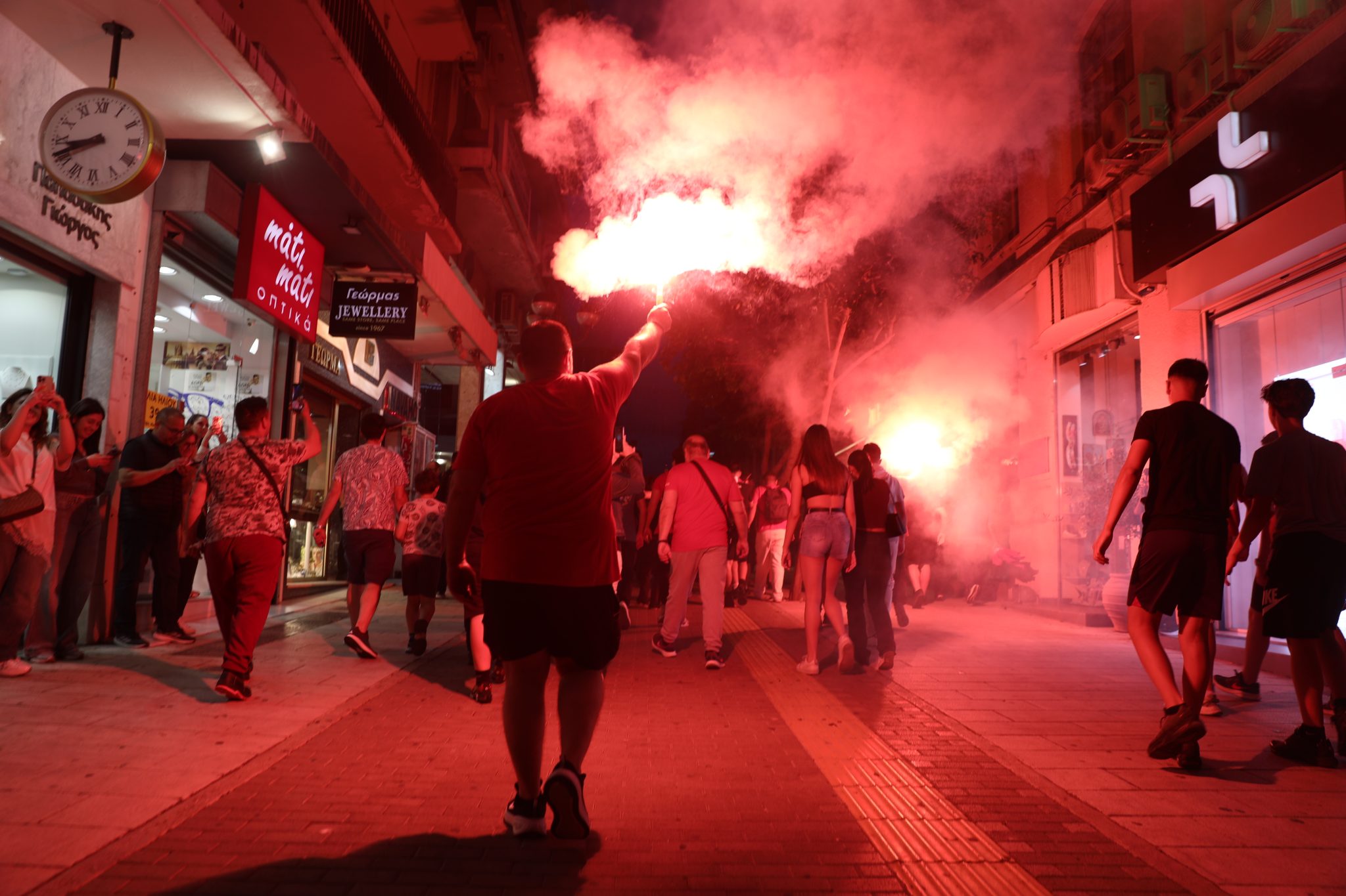 Ξέφρενοι πανηγυρισμοί για την πρόκριση του Ολυμπιακού