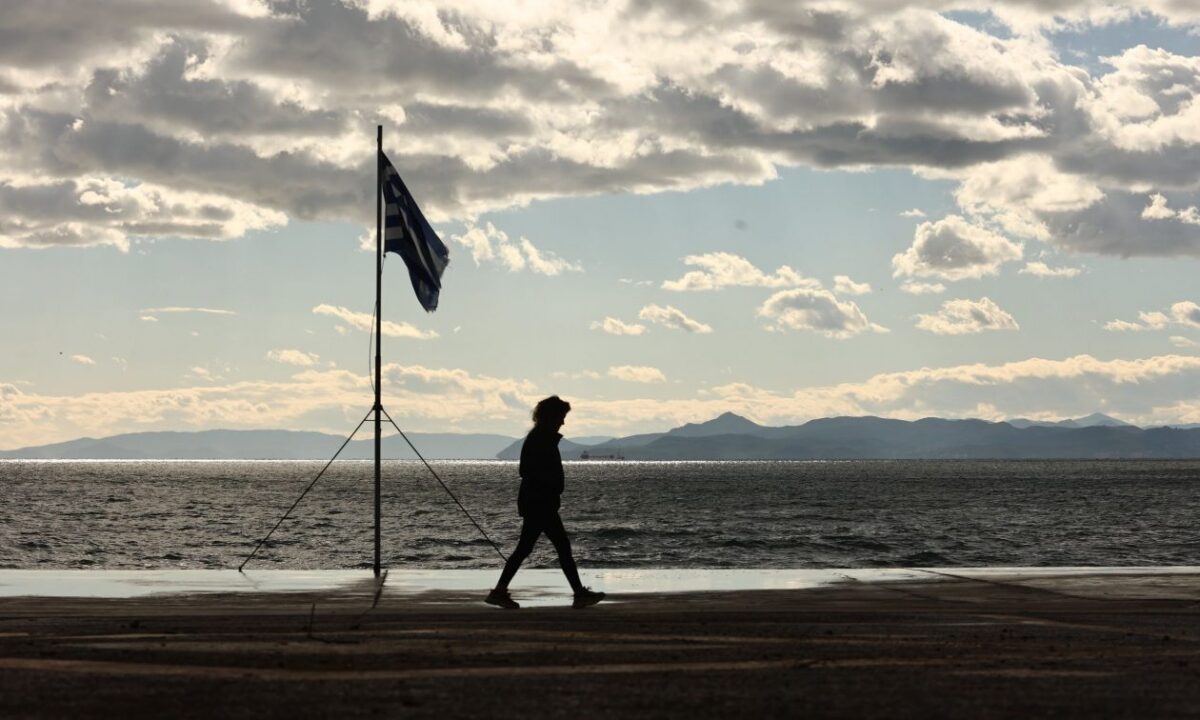 Άστατος ο καιρός σήμερα με συννεφιές, τοπικές βροχές και μικρή πτώση της θερμοκρασίας