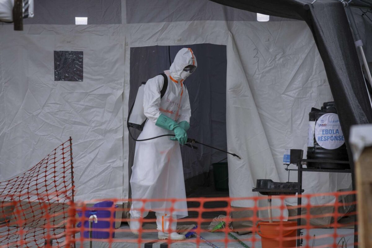 Η Ευρωπαϊκή Επιτροπή για τον ιό Έμπολα: Ο κίνδυνος μόλυνσης στην ΕΕ είναι πολύ χαμηλός