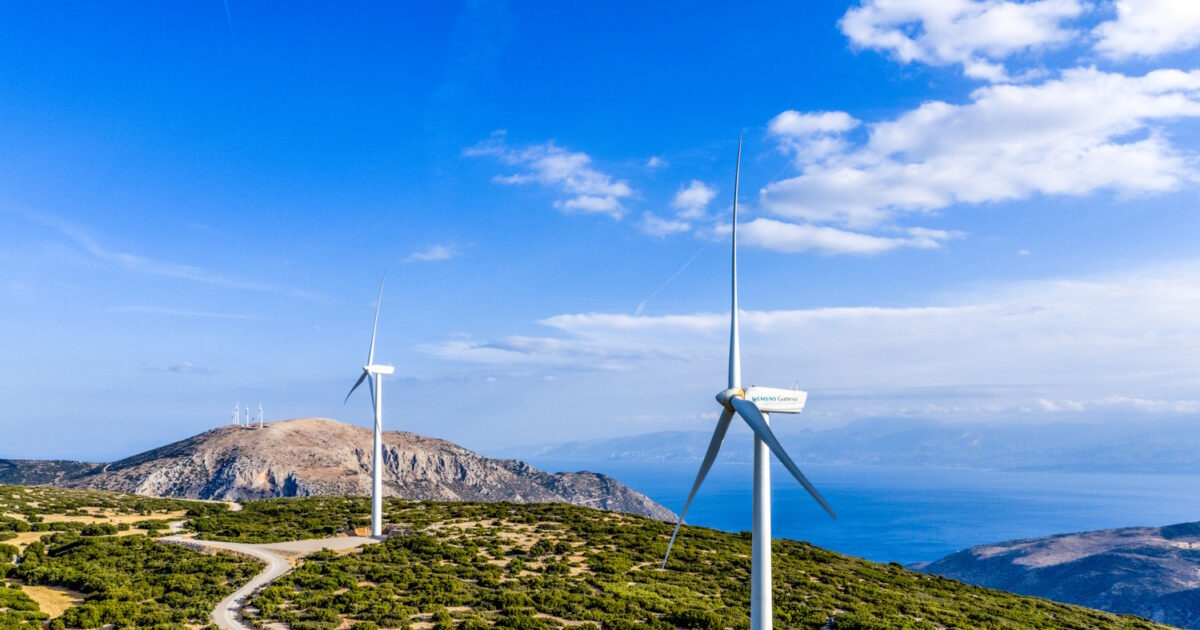 Αιολικά πάρκα και φωτοβολταϊκά: Τι ορίζει το νέο χωροταξικό για την εγκατάστασή τους και οι διαφωνίες των φορέων της αγοράς