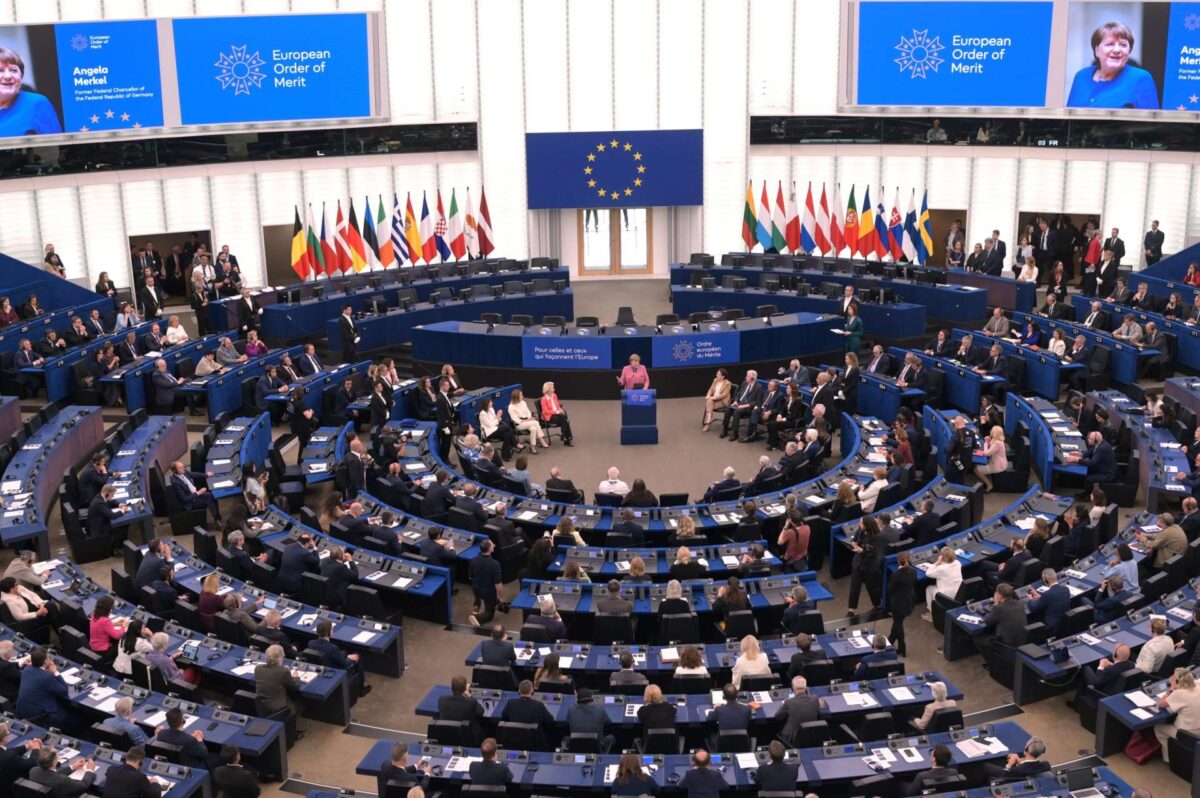 Ευρωβουλή: Λιγότερες ώρες στην ολομέλεια και περισσότερο έλεγχο προωθεί η Ρομπέρτα Μέτσολα