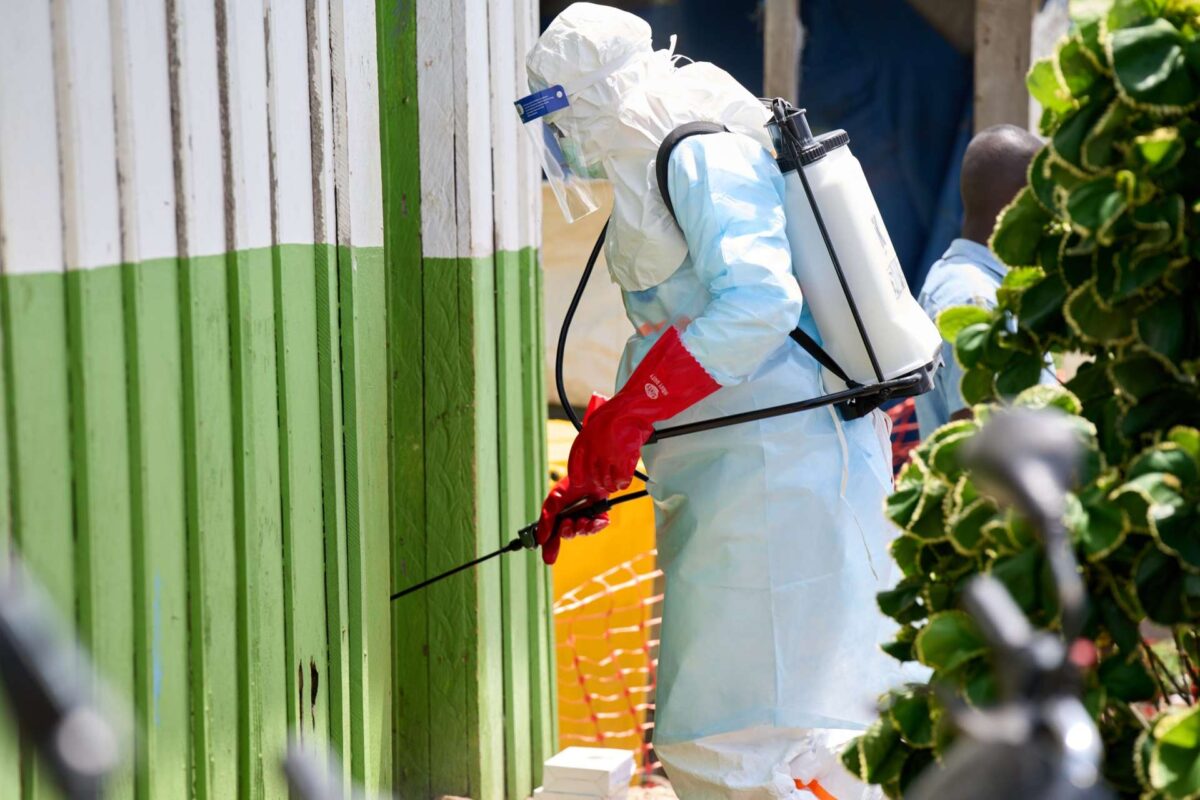 Συναγερμός για τον Έμπολα: Πάνω από 200 νεκροί στο Κονγκό – Φόβοι για εξάπλωση και στην Ουγκάντα