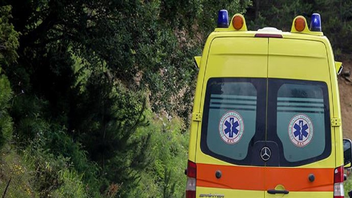 Σοκ στην Ηλιούπολη -Δύο 17χρονες ανέβηκαν στον 6ο όροφο πολυκατοικίας και έπεσαν στο κενό, νεκρή η μία