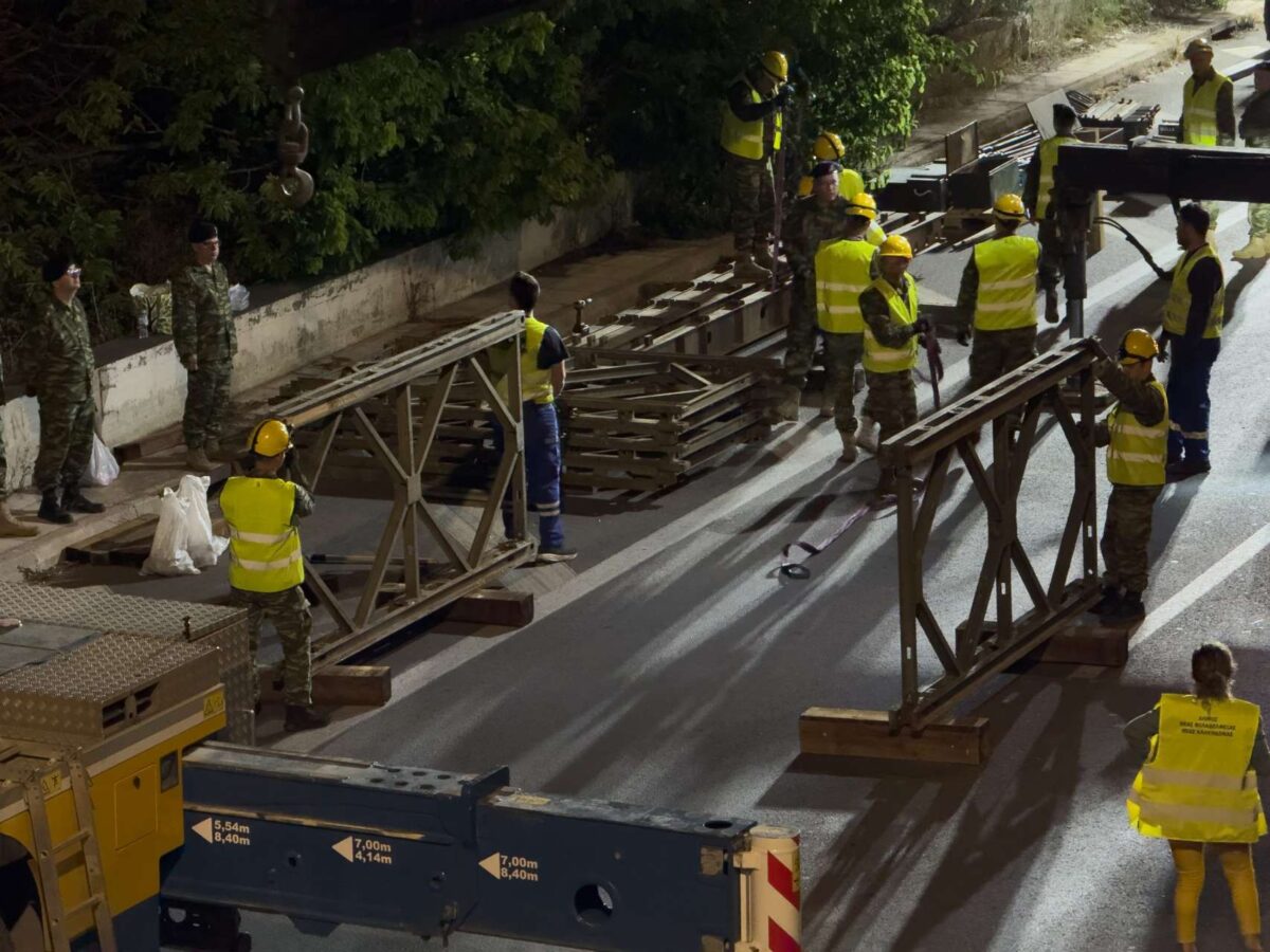 Πώς ο στρατός μέσα σε μία νύχτα έστησε πεζογέφυρα 15 μέτρων στον Κηφισό