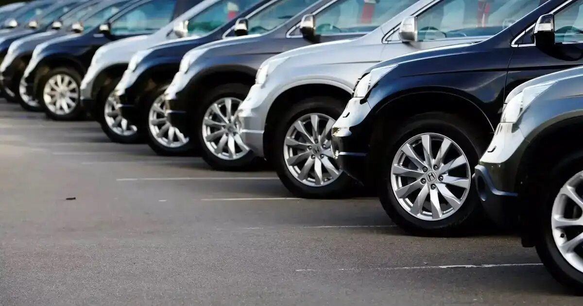 Ο Τραμπ βάζει δασμούς 25% στα ευρωπαϊκά αυτοκίνητα και φορτηγά